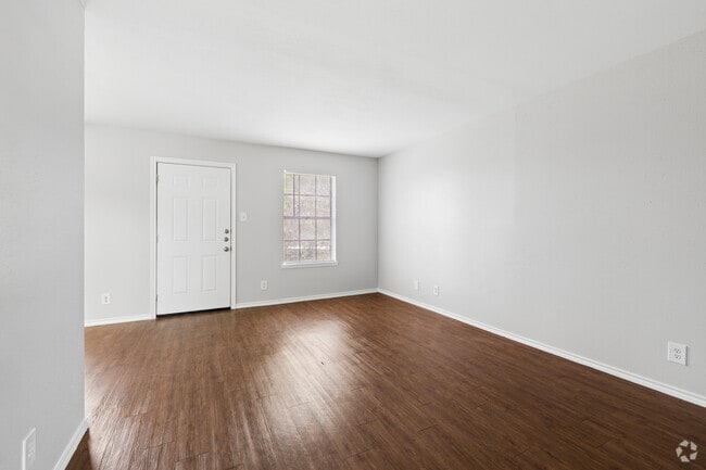 1BR, 1 BA - 632SF - Living Room