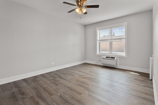 Photo - 1303 W Estes Ave