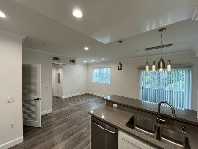 Photo - 14915 Roscoe Blvd