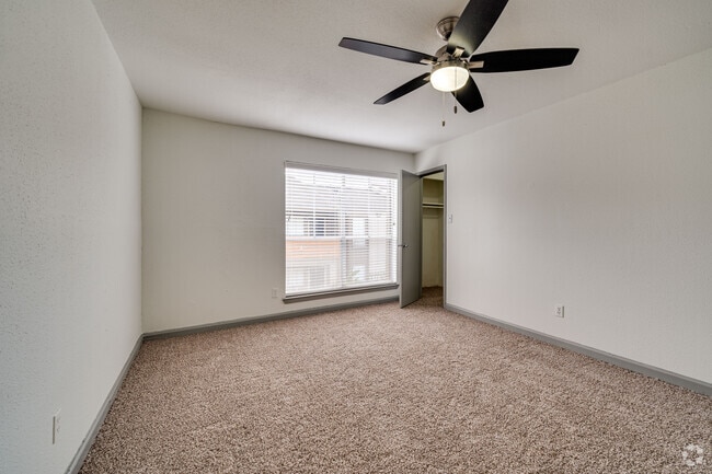1BR, 1BA - 810SF