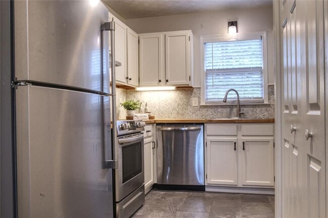 Photo - 587 Wedgewood Dr