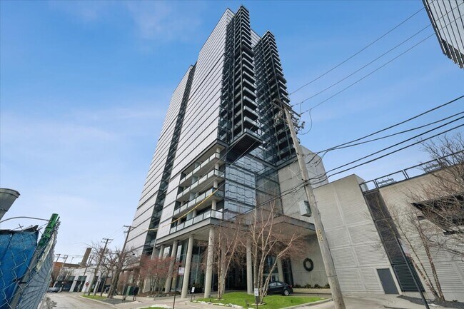 Building Photo - 860 W Blackhawk St Unit 2805