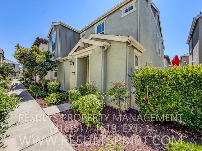 Building Photo - Beautiful Roseville 4 Bedroom Home