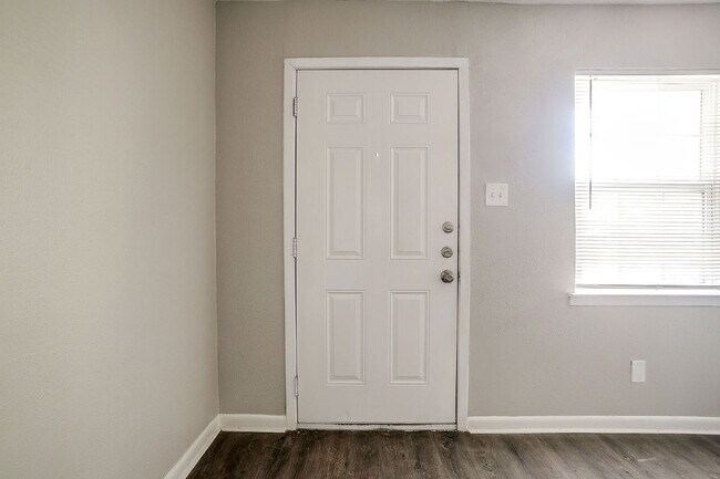 Photo - Cozy 2-Bed Duplex Available for Immediate ...