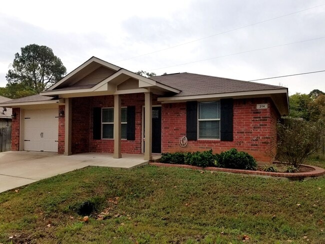 Photo - Lindale-Charming 2 Bedroom, 2 Bath House w/Garage!