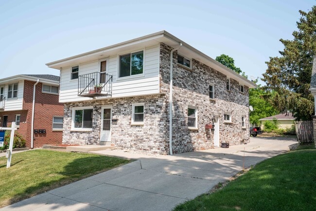 Building Photo - 2114 S 96th St Unit 2114