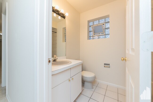Photo - 845 N Hoyne Ave Apartments Unit 2