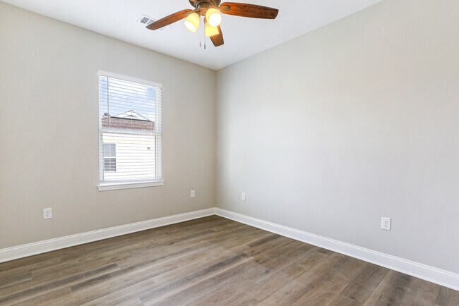 Photo - 406 Community St