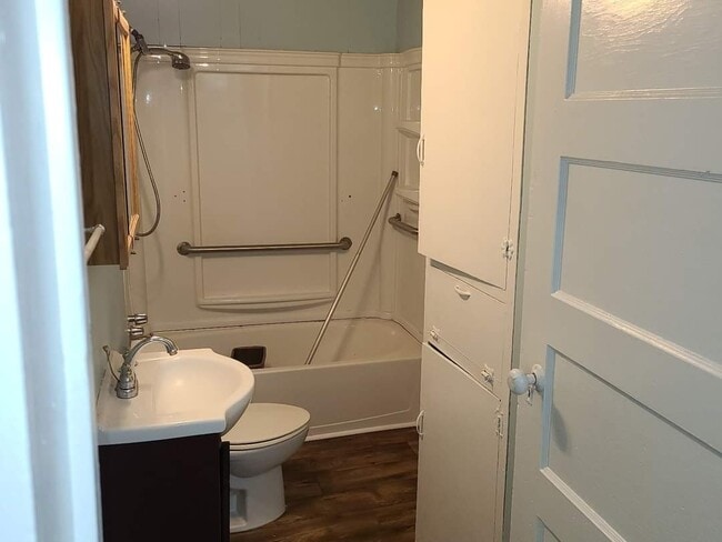 Photo - 732 Cariker St