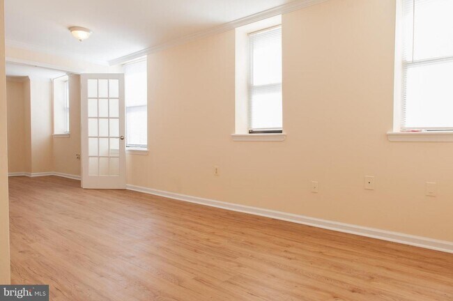 Living area - 1436 Meridian Plz NW Unit 203