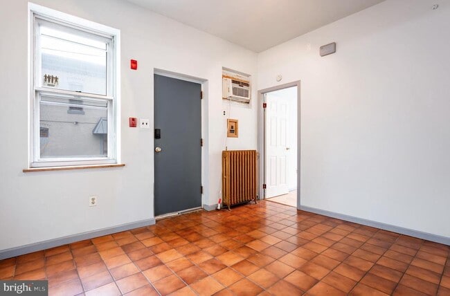 Building Photo - 1327 Snyder Ave Unit 1C