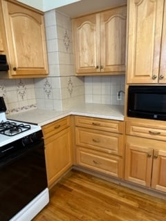 Gas Range Microwave - 100 Bleecker St Unit 2nd flr