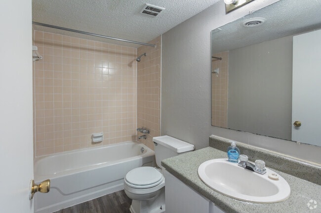 2BR, 1.5BA - 904SF - Bathroom