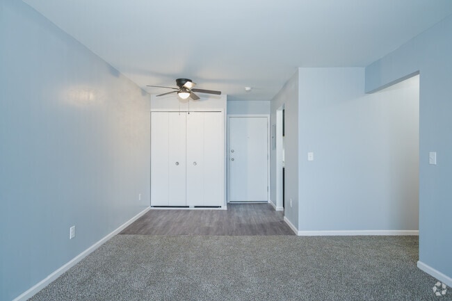 1BR, 1BA - 642SF - Living Room