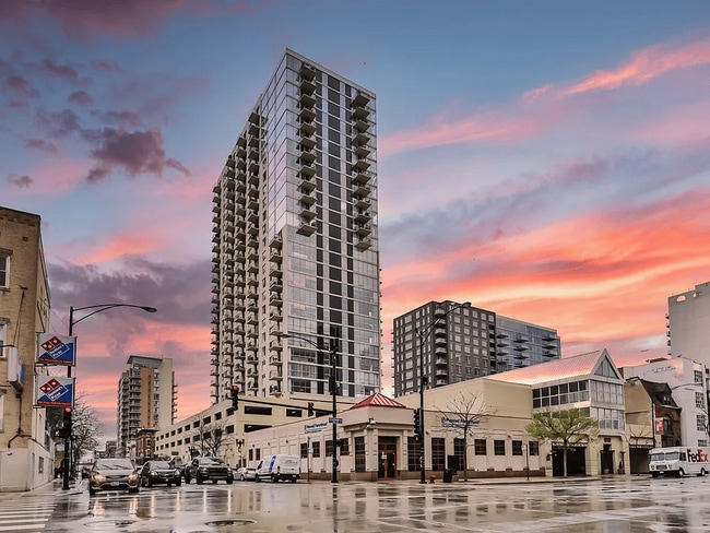 Building Photo - 1212 N La Salle Dr Unit 2305