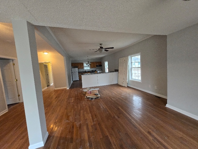 Photo - 308 Reid St E