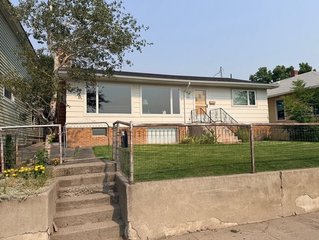 Building Photo - 205 E Chinook St