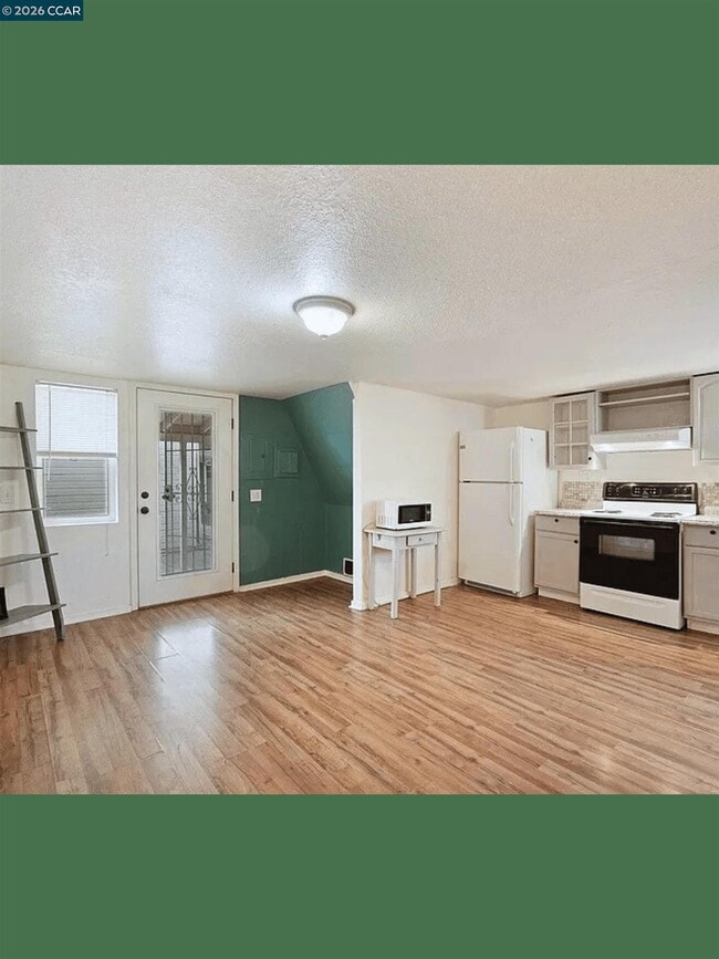 Photo - 326 1/2-E 1/2 Locust St