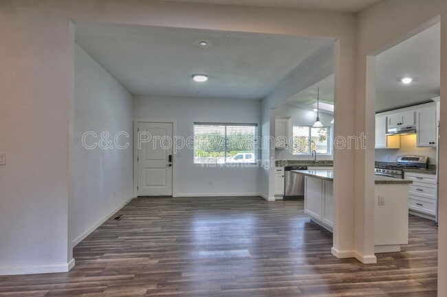 Photo - 419 Watson St