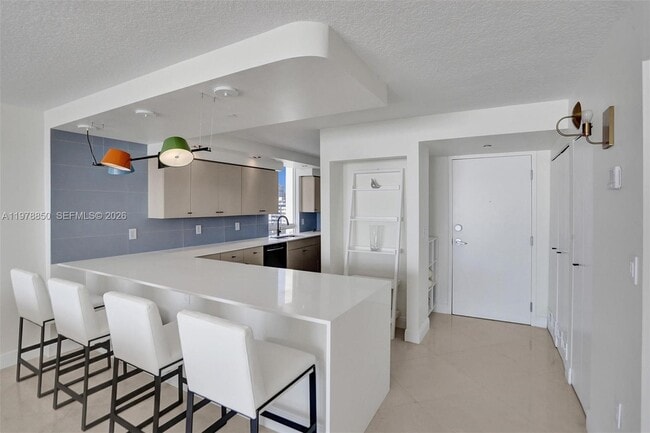 6917 Collins Ave Unit 915
