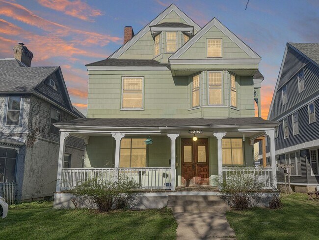 Building Photo - 2204 Grand Ave S Unit 1