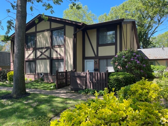 Building Photo - 158 Cambridge Dr Unit #158 Rental
