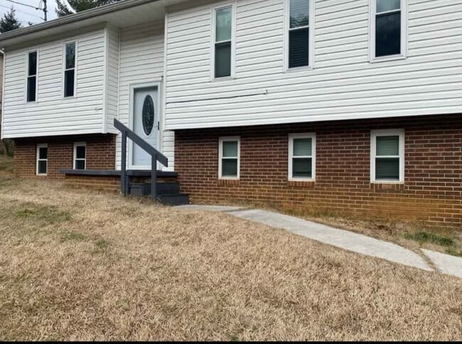 Building Photo - 218 Parker Rd