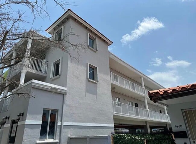 Building Photo - 1453 SW 3rd St Unit 208