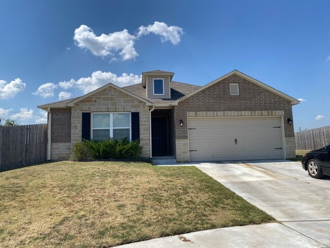 Building Photo - Welcome home to this beautiful 4 bedroom, ...