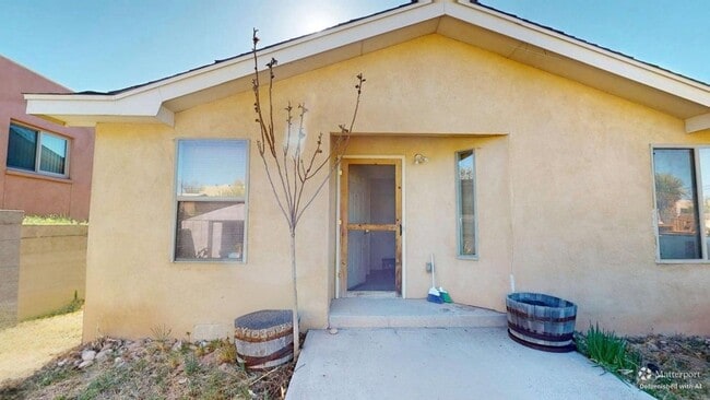 Building Photo - Centrally located 3 bed 3 bath home.