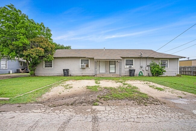 Building Photo - 2-Bedroom Half-Duplex