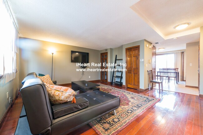 Photo - 474 E 7th St Unit 2