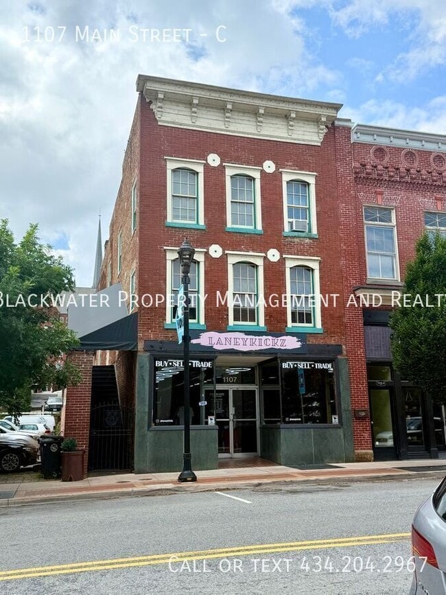 Building Photo - 1107 Main St Unit C