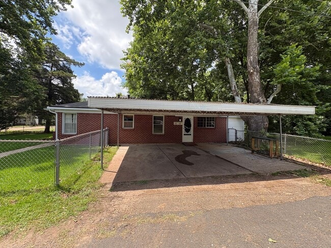Photo - Beautiful 4 bedroom/1 bath with Central Air & Heat on Corner Lot