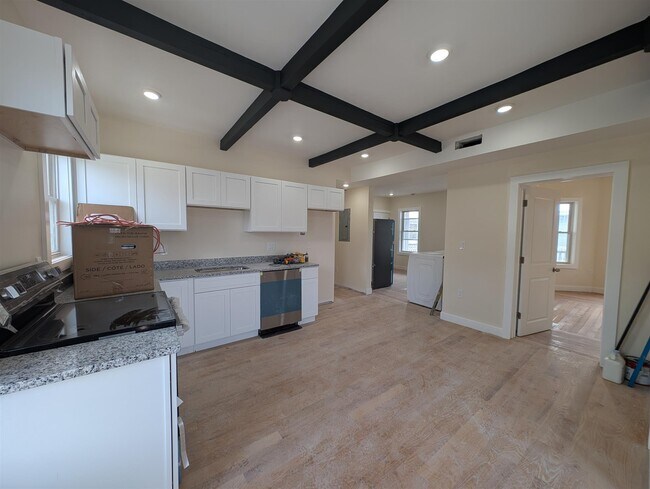 Building Photo - 5 Lowell Cir Unit 3