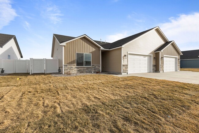 DARLING 3 BED 2 BATH HOME WITH XL 2-ASTALL... - DARLING 3 BED 2 BATH HOME WITH XL 2-ASTALL...