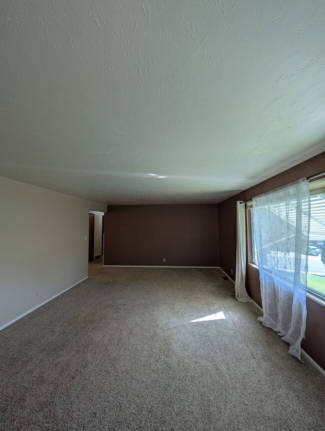 Photo - 675 University Dr