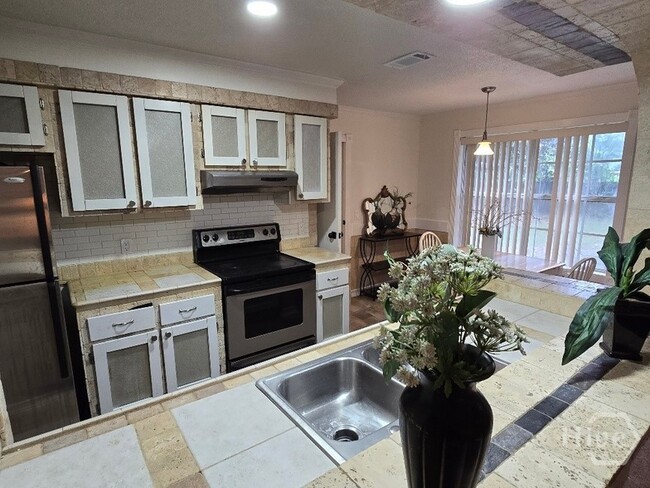 Photo - 113 Wyckfield Rd