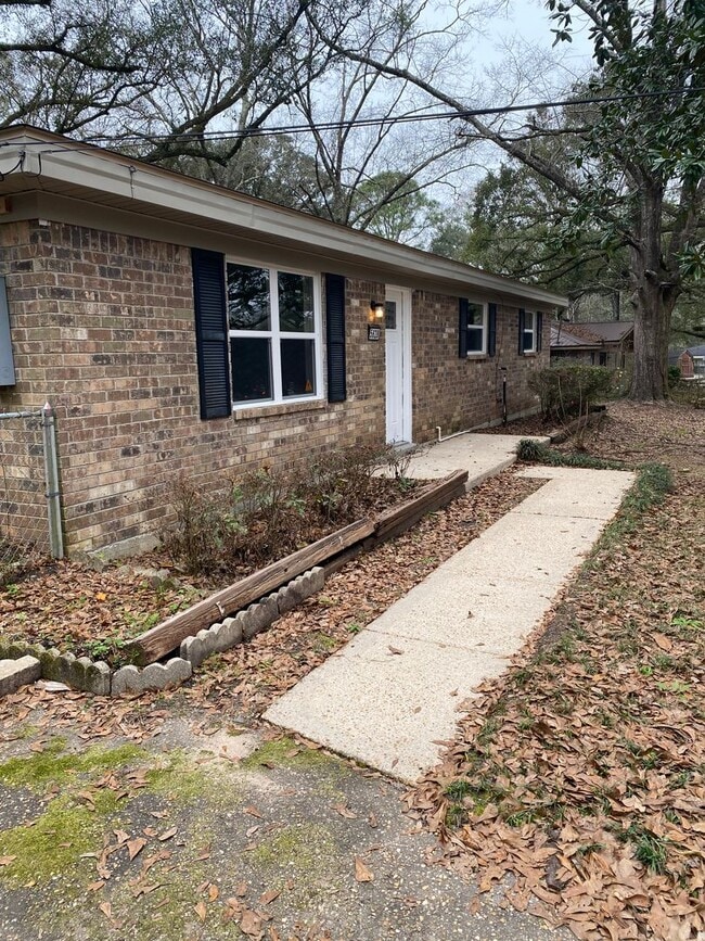Photo - Charming 3 Bedroom Home with Large Yard in Theodore!