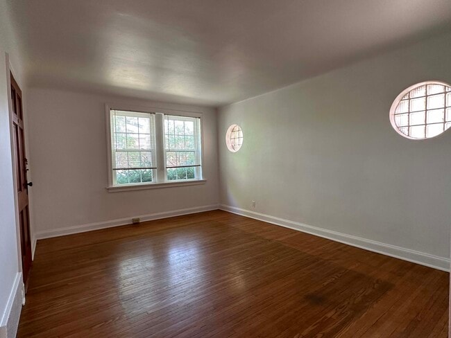 Building Photo - 6372 Sutherland Ave Unit 1E