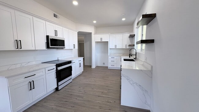 900 S Sunset Ave