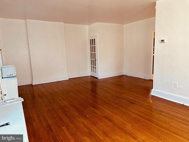 Photo - 1010 Girard Ave