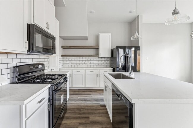 Building Photo - New Listing! Beautiful 3 Bed, 2.5 Bath Home