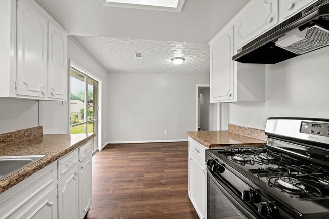 Photo - 122 W Havner Ln