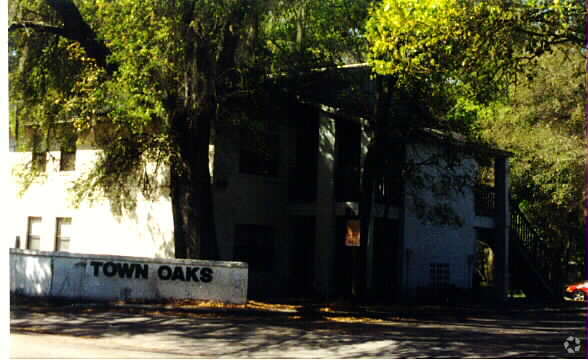Town Oaks Apartments - Town Oaks Apartments