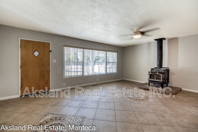 Photo - 3007 W Lathrop Rd