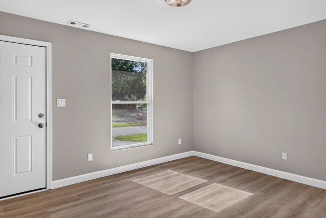 Photo - 2209 Campus Dr