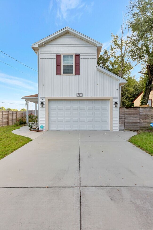 Building Photo - Spacious 4-Bedroom Charleston Home Loaded ...