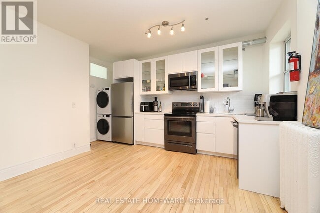 Photo - 1378 Queen St E