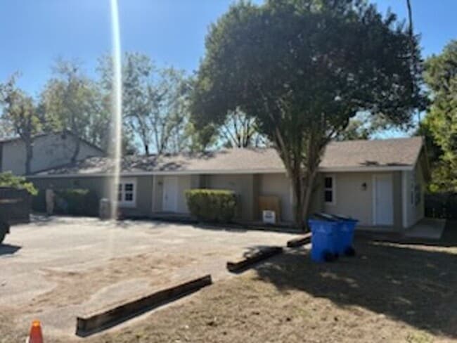 Building Photo - Beautiful newly remodeled 2/1 apartment!